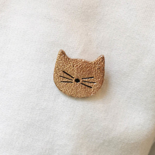 Broche cuir upcyclé irisé Cat
