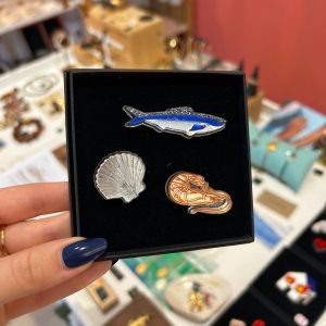 Pin's triple Crustacés ATELIER TROMBONE