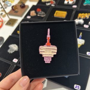 Pin's rose Tour de Romainville ATELIER TROMBONE