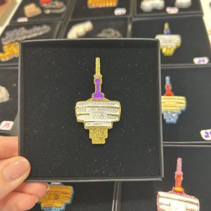 Pin's violet Tour de Romainville ATELIER TROMBONE