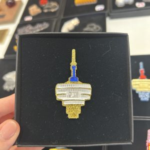 Pin's bleu marine Tour de Romainville ATELIER TROMBONE