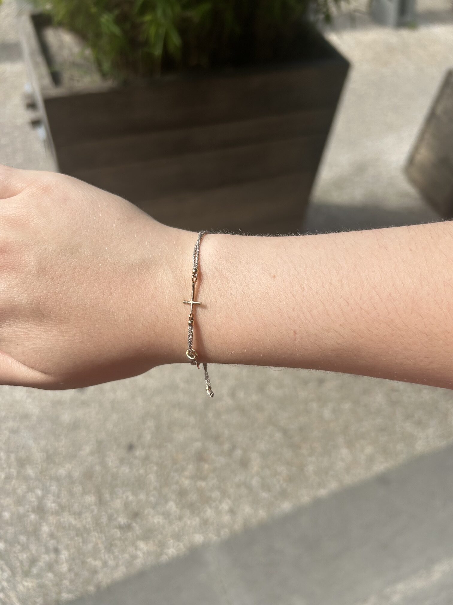 Bracelet Croix en Corde de guitare sur cordon couleur or lux SING A SONG
