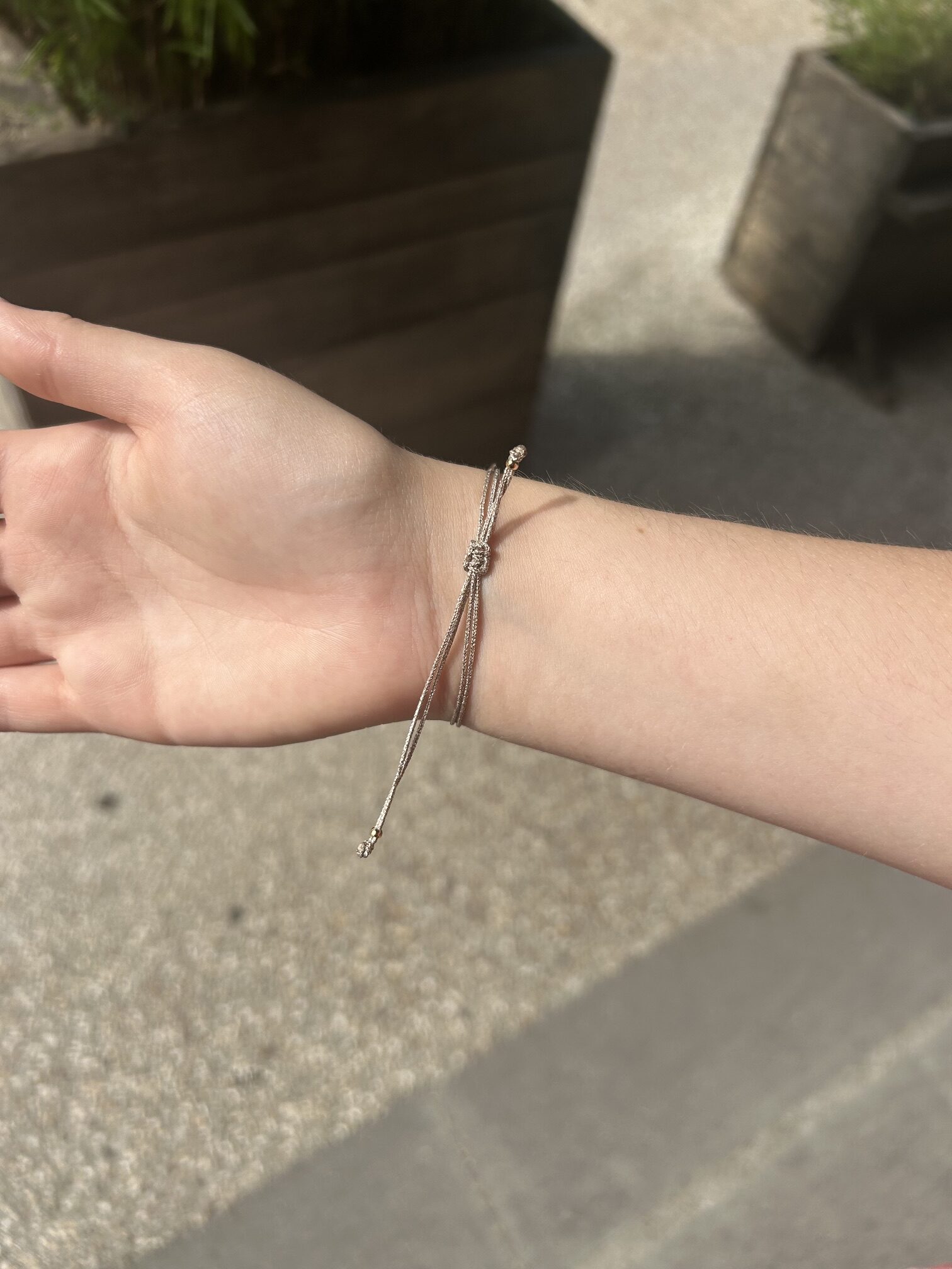 Bracelet Croix en Corde de guitare sur cordon couleur or lux SING A SONG – Image 2