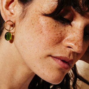 Boucles d'oreille petit grain vert CHIC ALORS