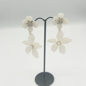 Boucles d'oreilles fleurs doubles écru résine