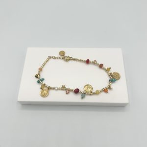 Bracelet doré à breloques colorées