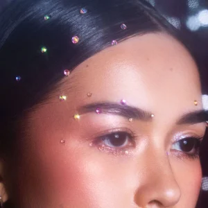 Alternative view of Colle à Strass SI SI LA PAILLETTE