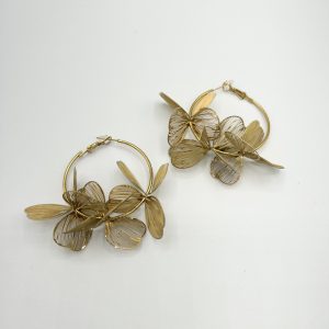 Alternative view of Boucles d'oreilles grande créole ornées de fleurs Héliance