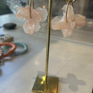 Boucles d'oreilles fleurs résine rose Héliance