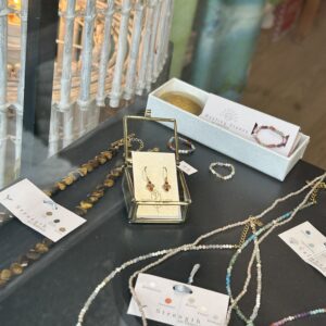 Boucle d'oreille pendante Demoiselle ruby 2mm round MUJA JUMA