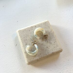 Petites créoles en résine nacre et touche de vert Les Cleias