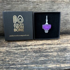 Pin's violet Tour de Romainville ATELIER TROMBONE
