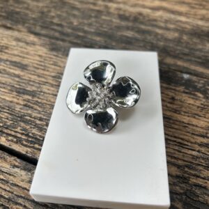 Pin's Bohm Paris - Fleur argent