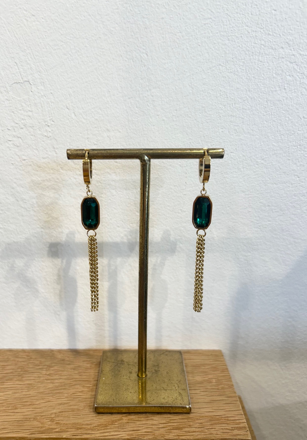 Boucles d'oreilles pendantes dorés et strass vert LES CLEIAS
